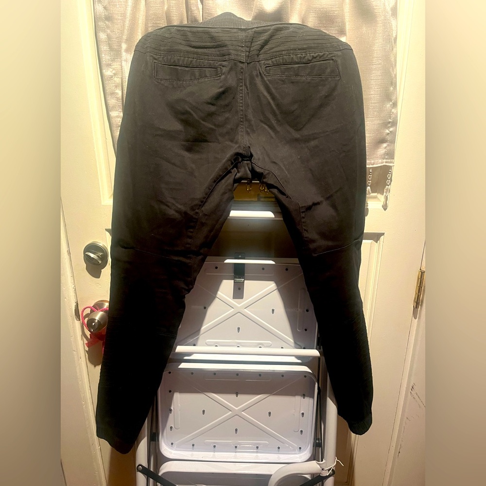 Men’s Black Cargo Pants. Gently Used